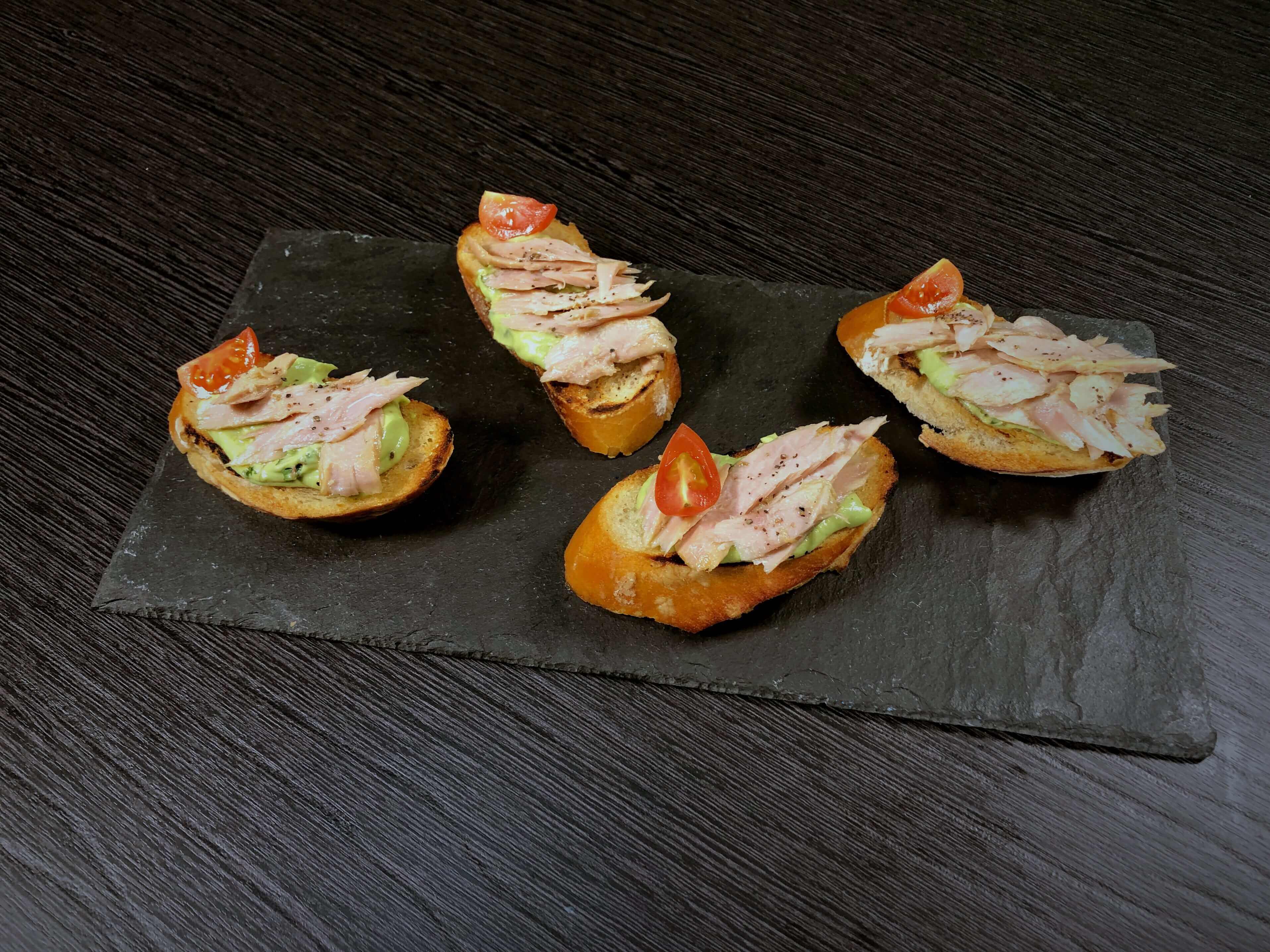 Bruscheta de Atún con Aguacate