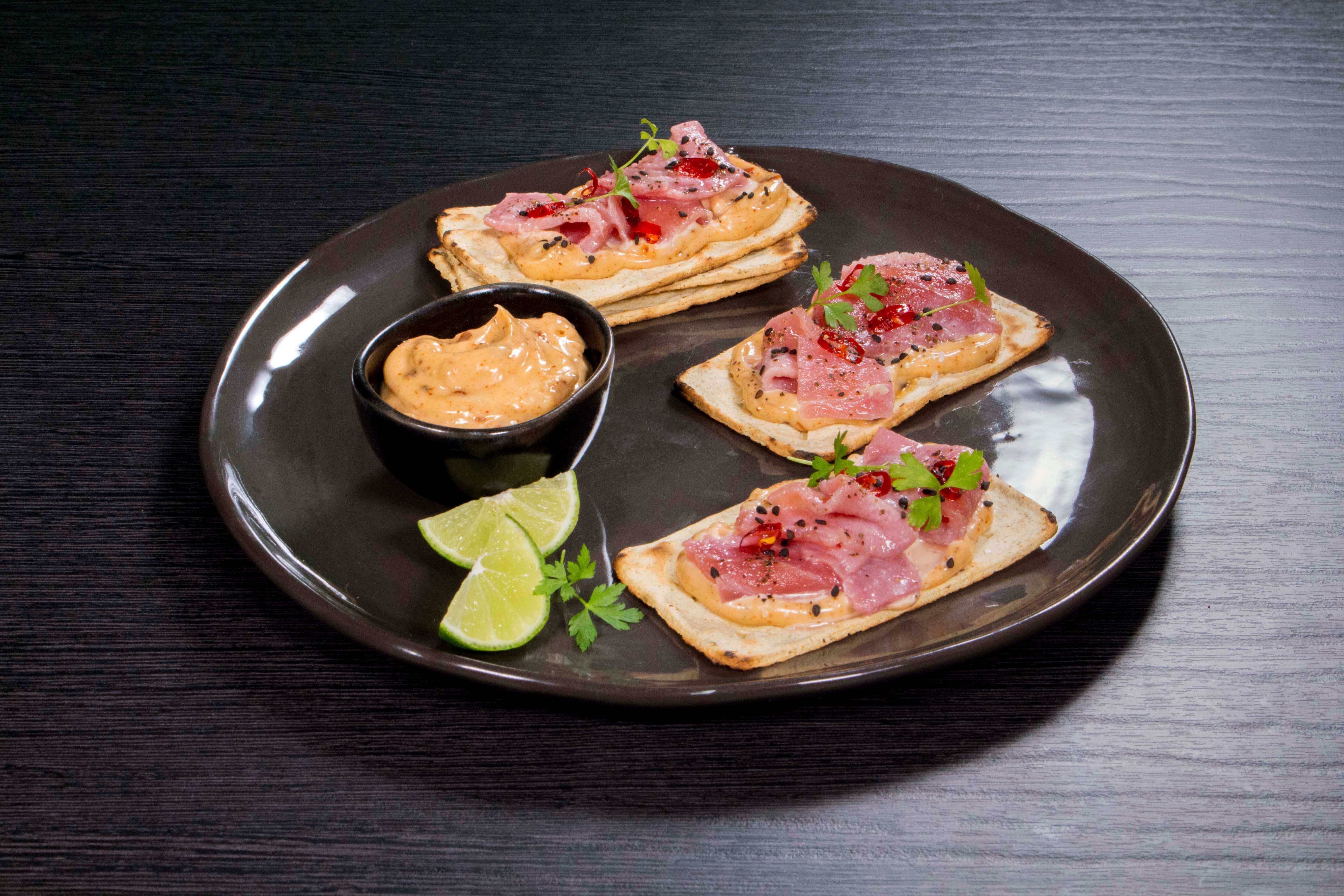 Tostadas de Sashimi de Atún con Mayonesa Picante