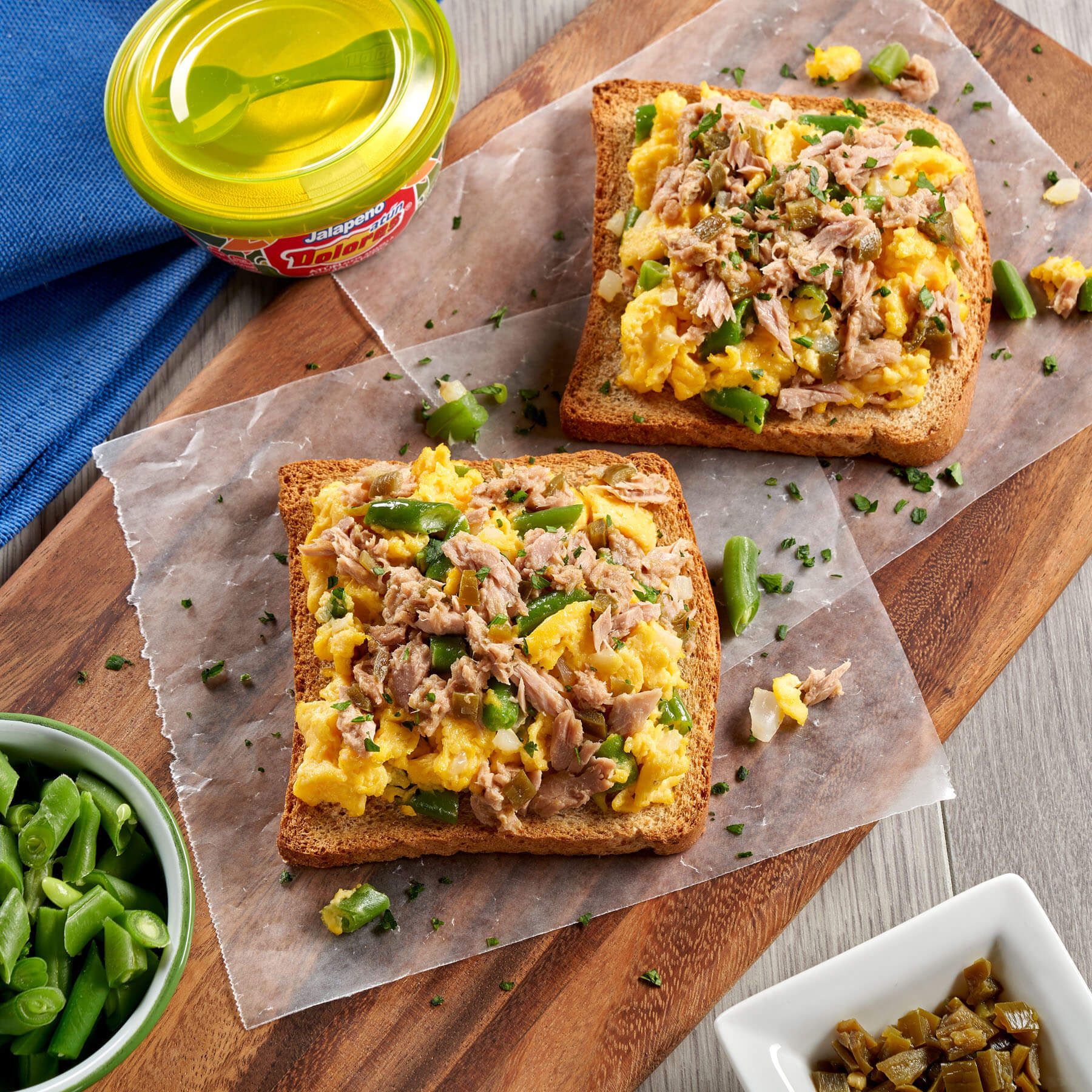 Atún con Huevo, Ejotes y Jalapeños