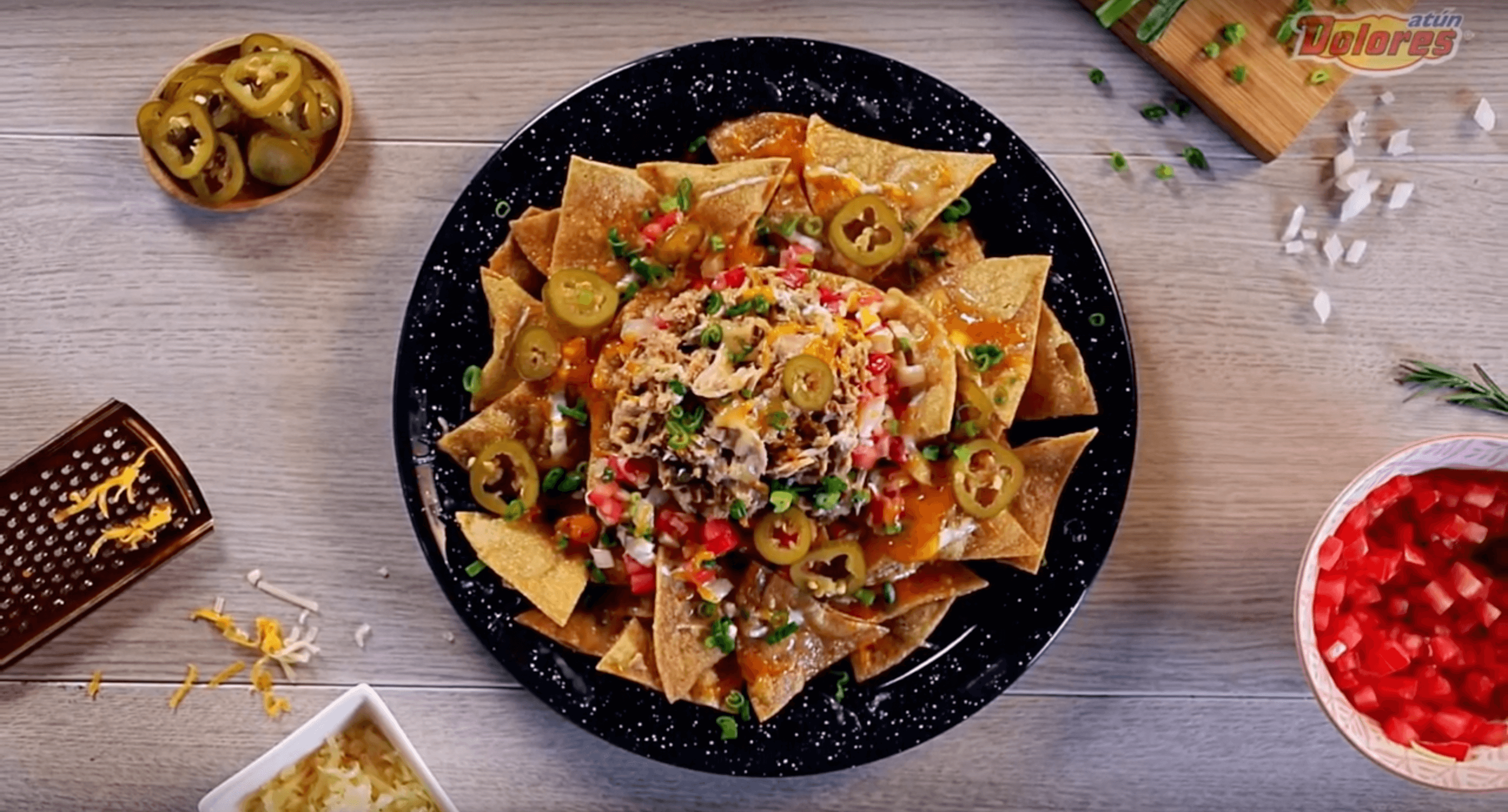 Nachos con Atún y Jalapeños