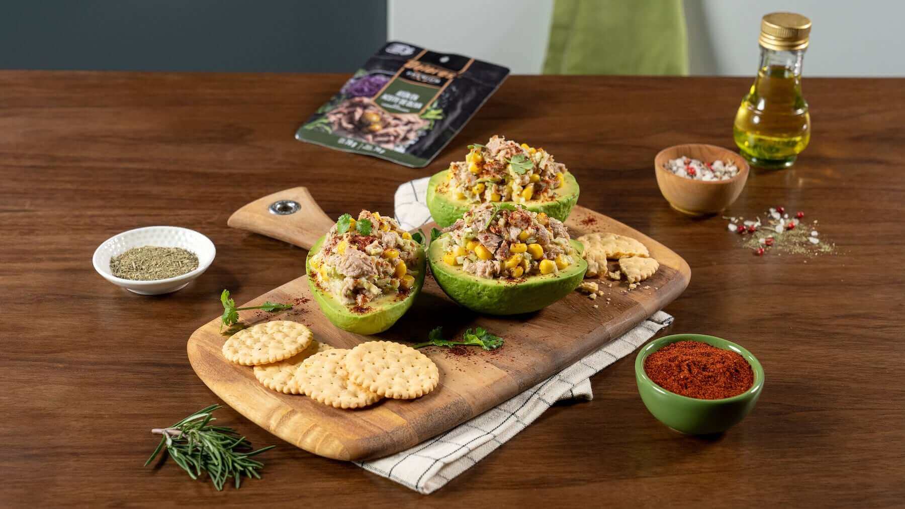 Aguacate relleno de brócoli con atún en aceite de oliva