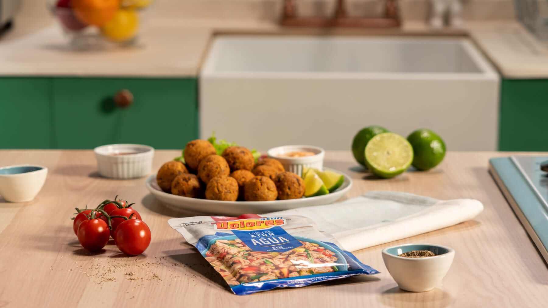 Comida fresca y saludable de bites de arroz con atún