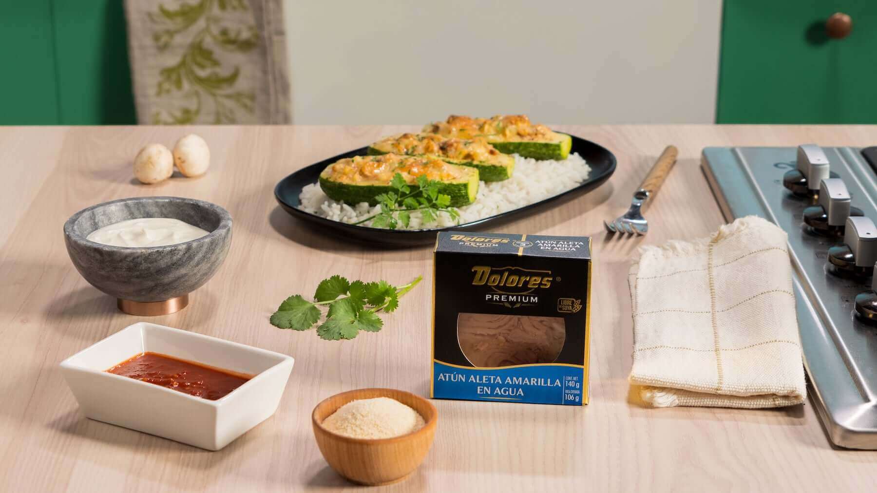 Calabacitas rellenas de atún premium con queso