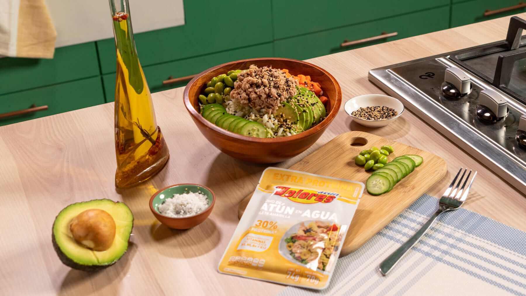 Poke bowl de arroz con brócoli y atún aleta amarilla