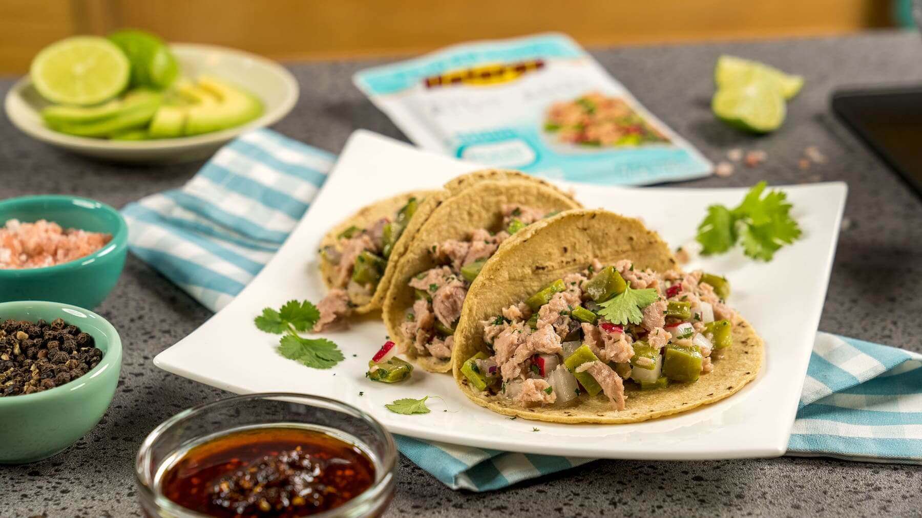 Tacos de atún aleta amarilla con nopales