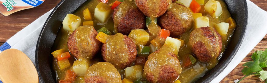 Bolitas de Atún Dolores en salsa verde con papas y pimiento