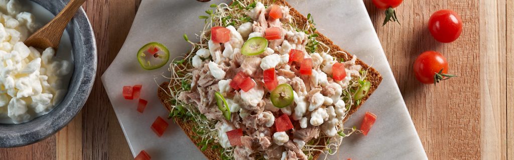 Pan tostado con Atún Dolores al chipotle y queso cotija
